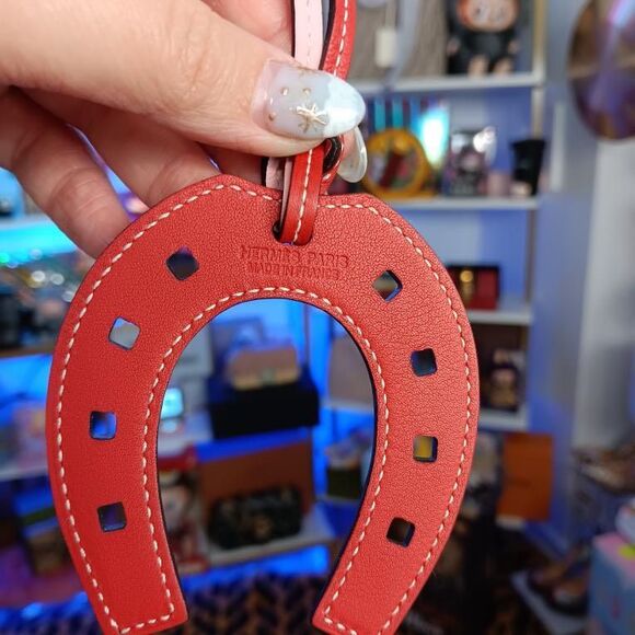 NIB HERMES Swift Paddock Horseshoe Bag Charm Rose Sakura Capucine - Picture 4 of 4